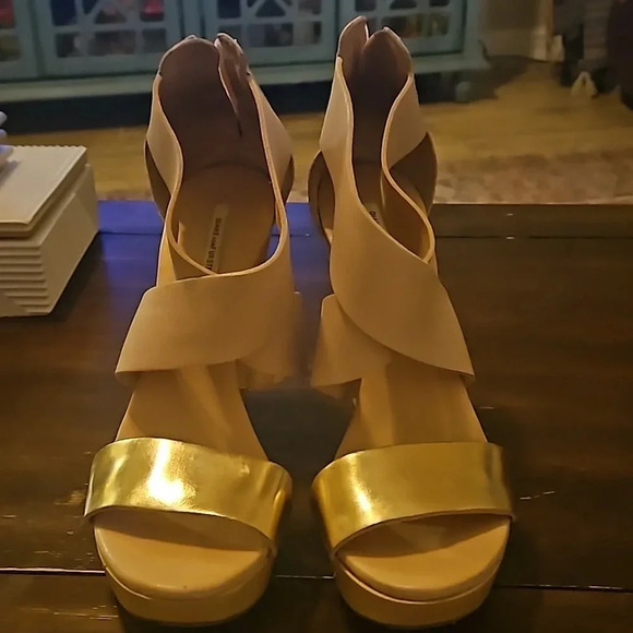 Diane Von furstenberg Opal Wedge in RoseGold/Pumice. Size 9.5 - Picture 4 of 16